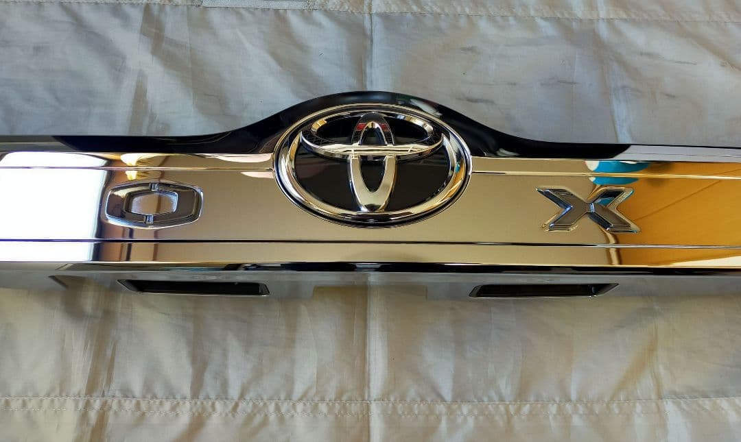 【美品】80系 ヴォクシー 後期型 純正 リヤ ゲート バックドア ガーニッシュ