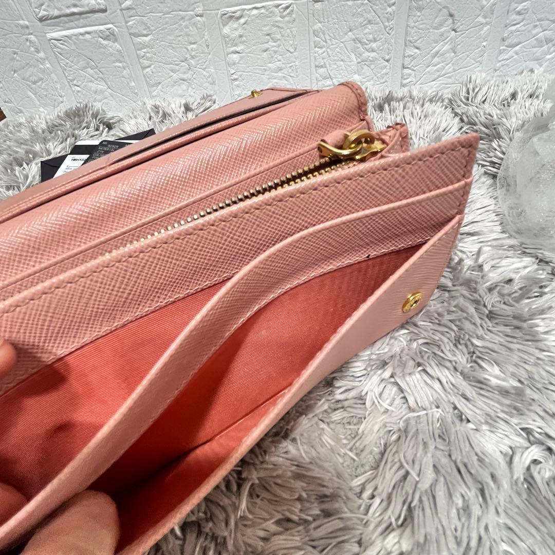 美品✨PRADA フィオッコサフィアーノ　ベビーピンク　メタルロゴ　2点セット