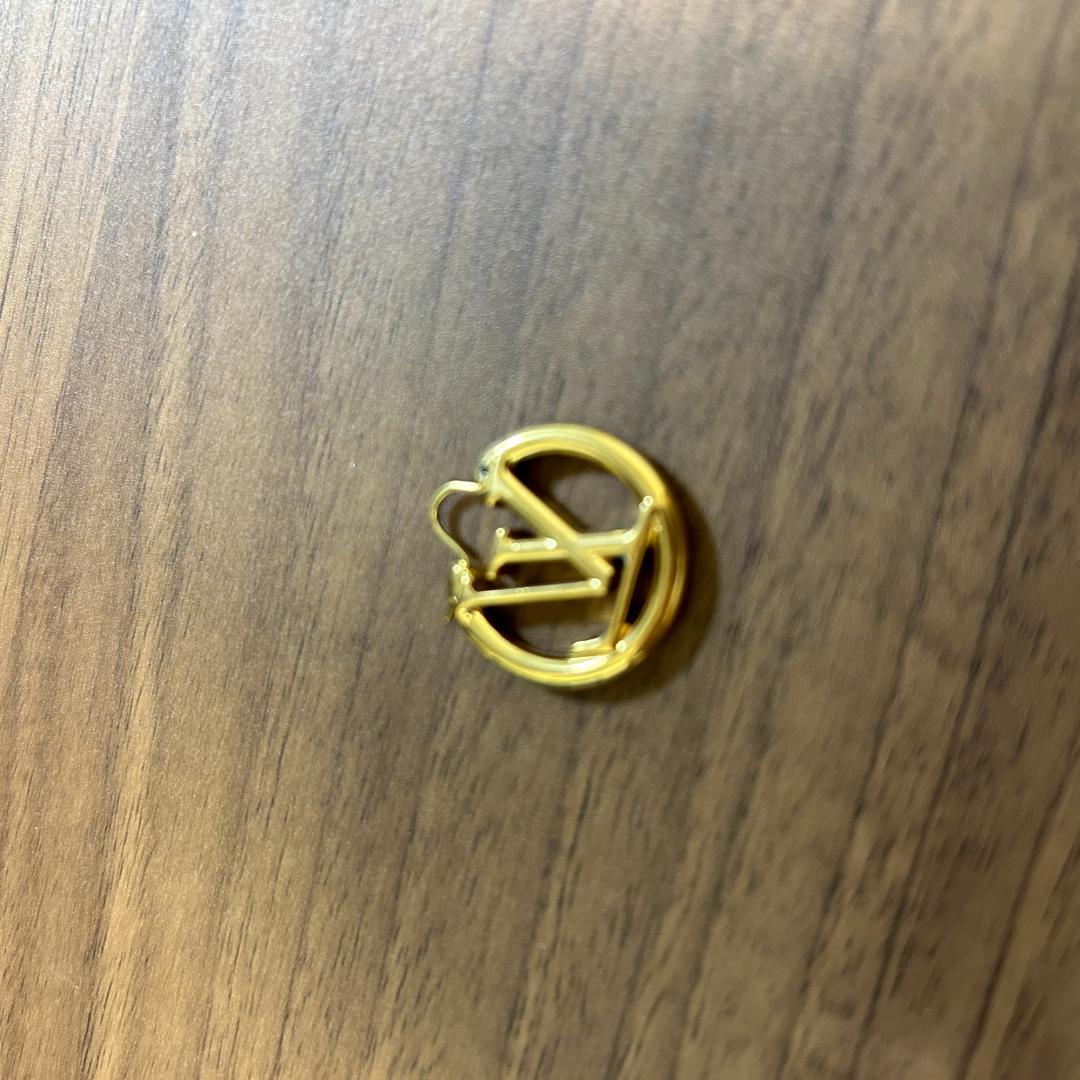 ルイヴィトンゴールド ロゴデザイン ピアス(片耳用)