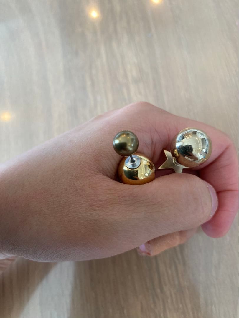 ゴールドの球体デザイン片耳用ピアス