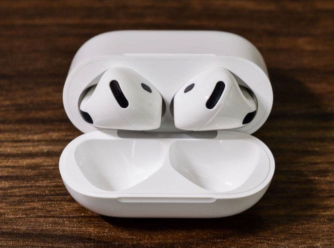 AirPods4本体 ホワイト　ノイズキャンセル機能無し