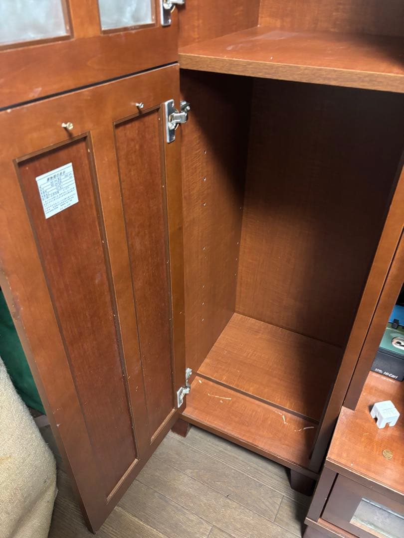 木製キャビネット ガラス扉付き