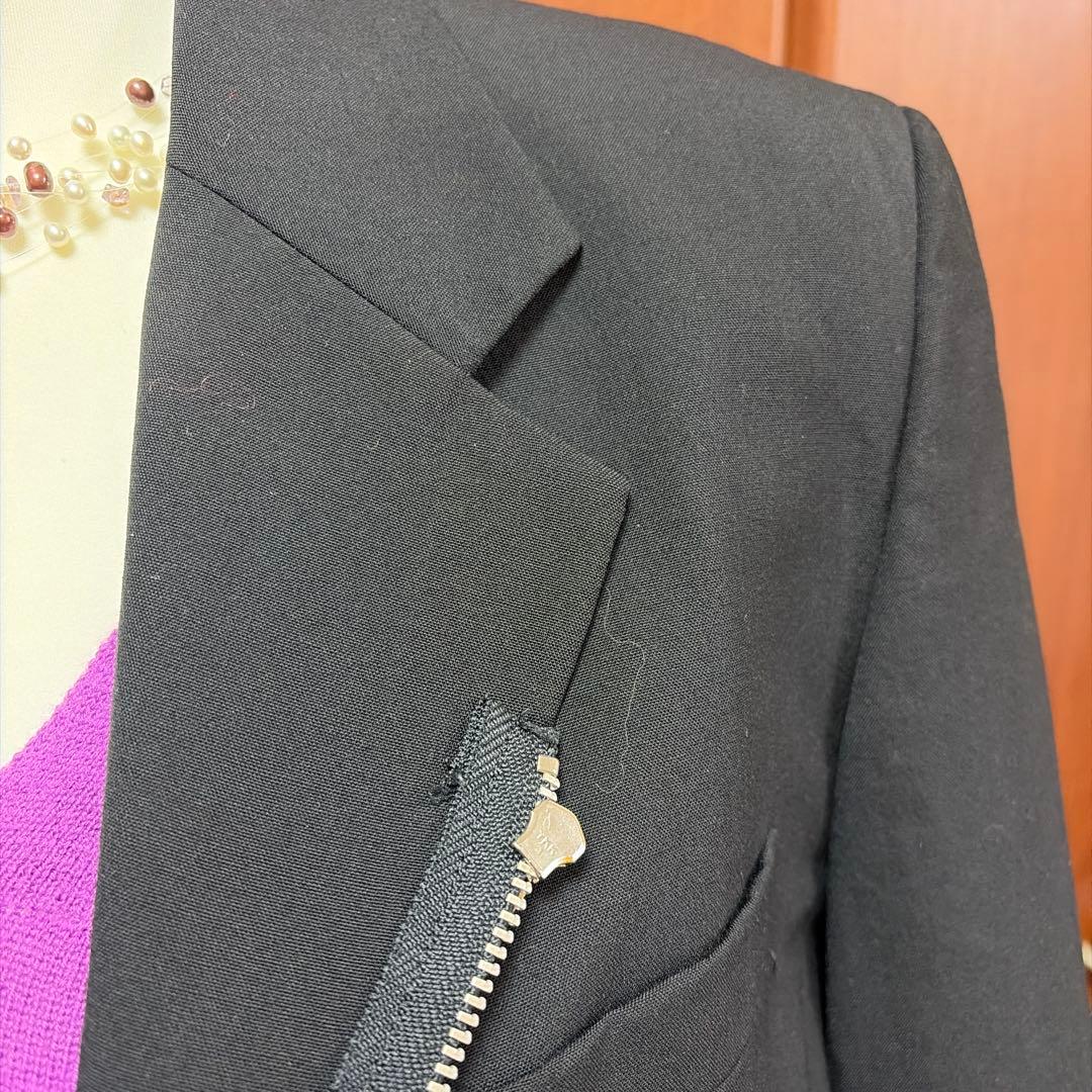 ジッパー付きブラックテーラードジャケット