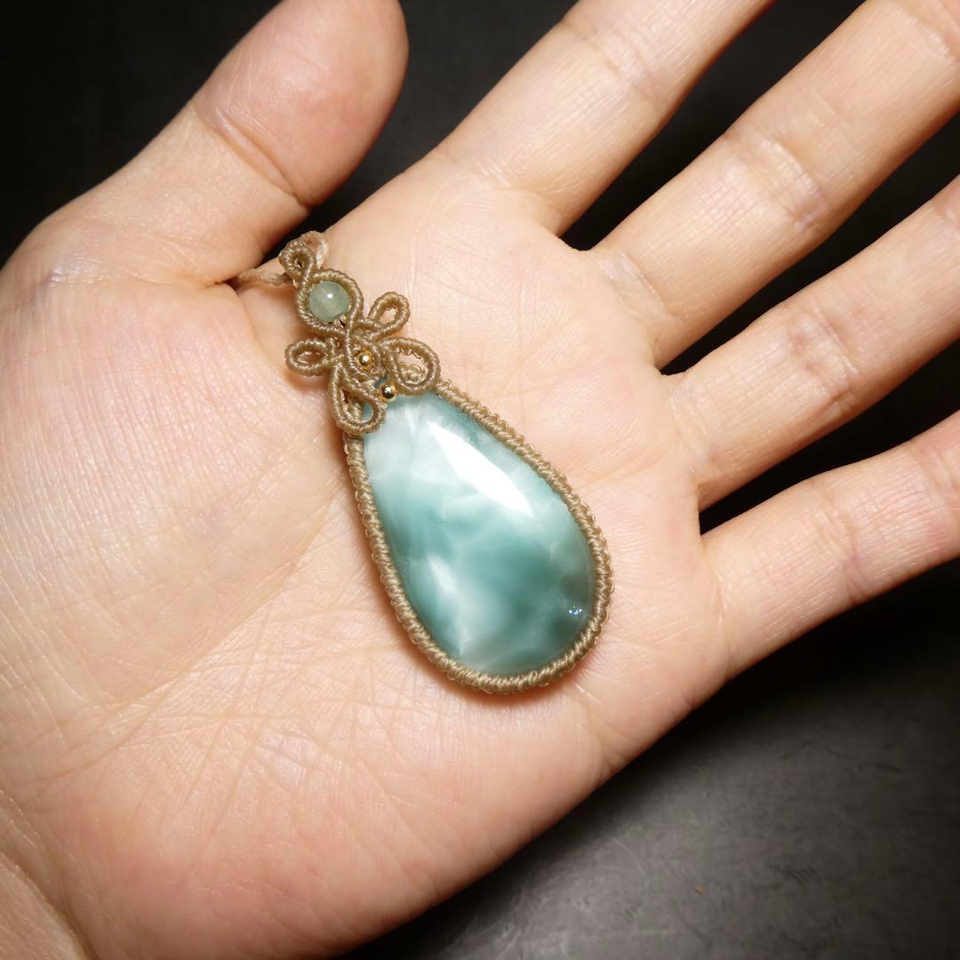 でんちゃん　大粒ヘミモルファイトのマクラメネックレス