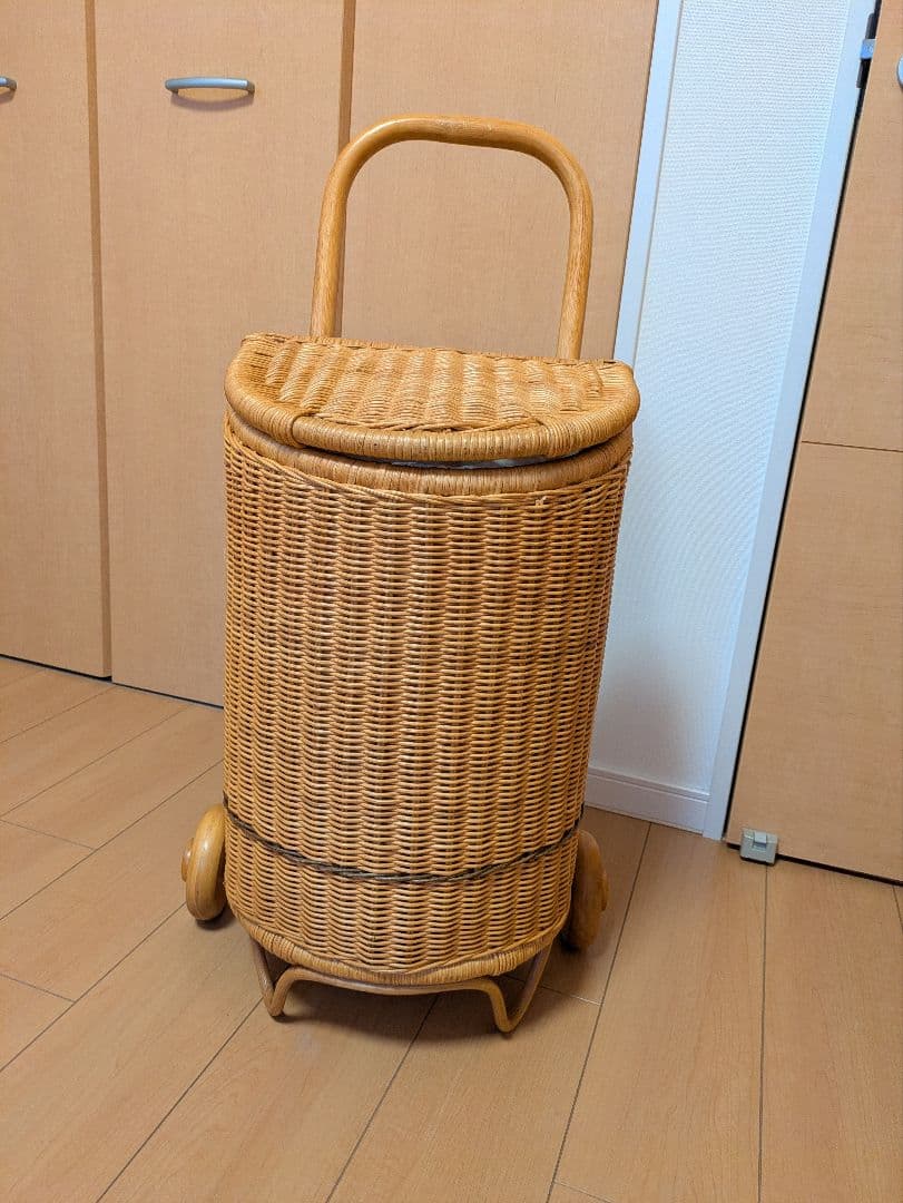 雑誌掲載品　貴重ラタン製のキャリーカート