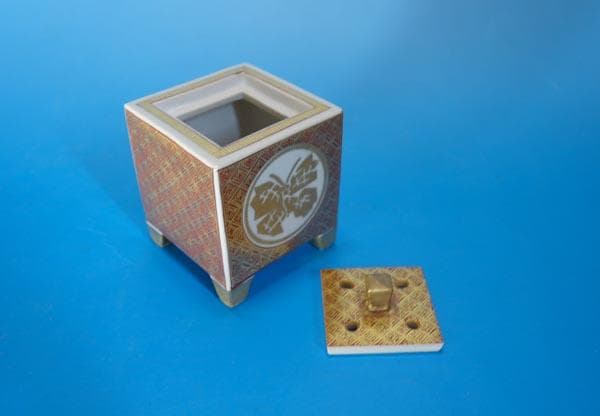 九谷焼　金襴手　角香炉　四方香炉　 山岸政明　共箱　石川県無形文化財 2004