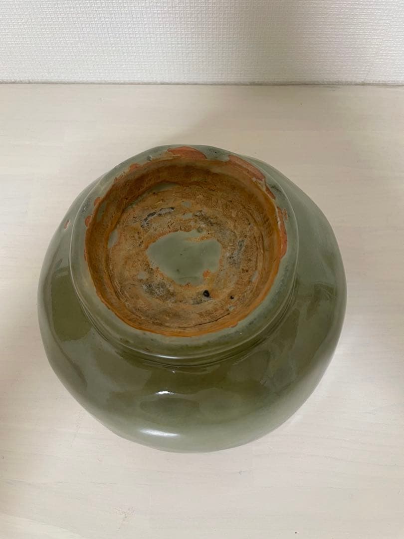 緑色 陶器製茶碗 彫刻模様