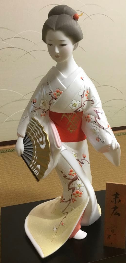 御所人形 白い着物 赤い帯