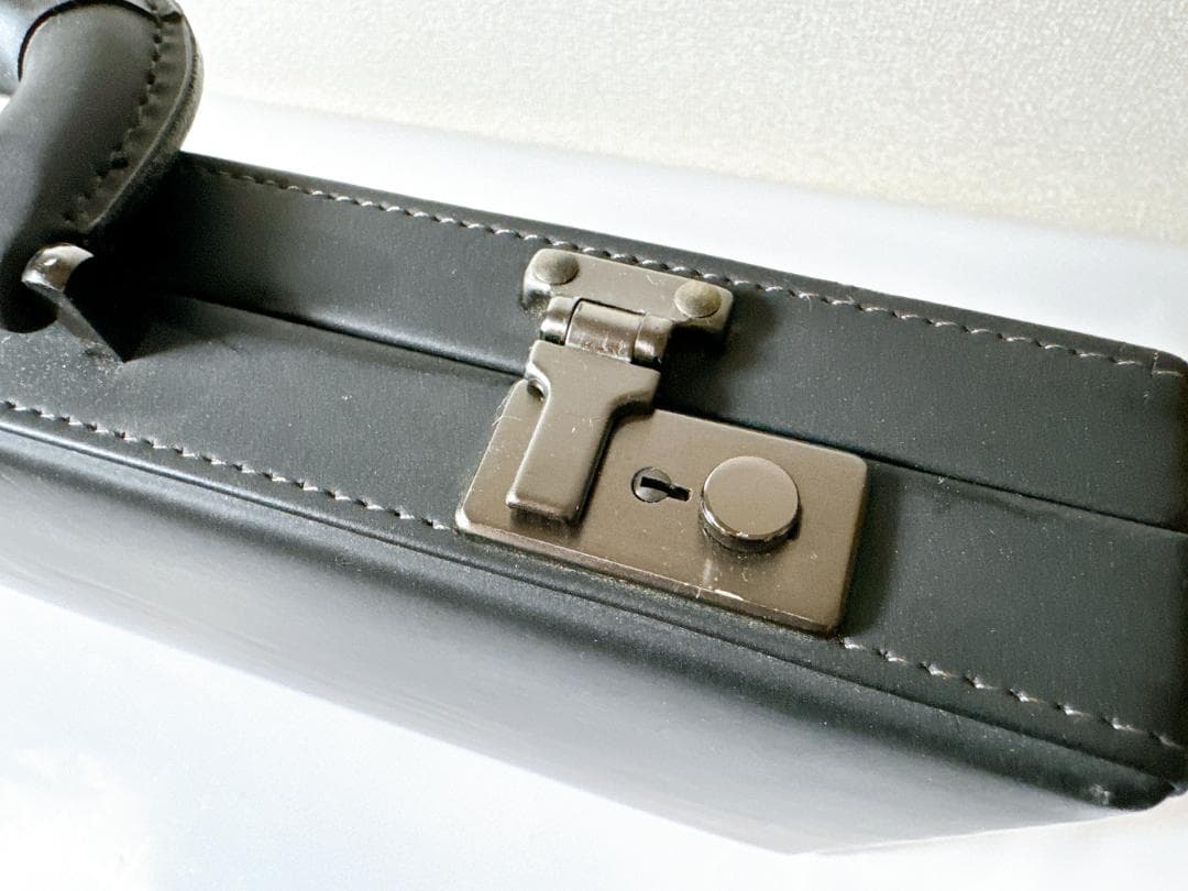 レザーアタッシュケース　丸井で購入・縁と取っ手に傷があります
