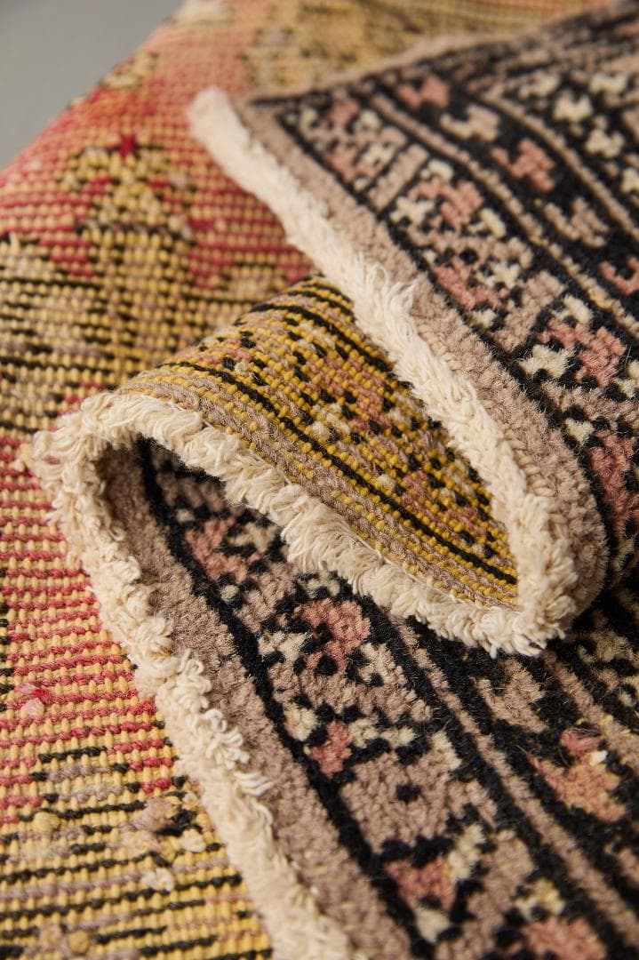 ヴィンテージラグ　トライバルラグ　パキスタン産（174×122cm）赤　ベージュ