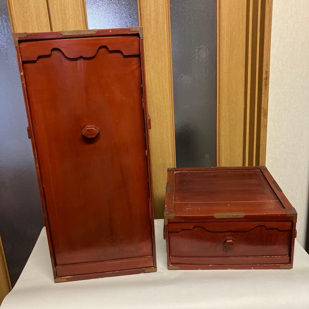 金縁黒内朱塗りのハ寸五段重箱と蓋二枚／金縁黒内朱塗りの重臺（じゅうだい）一個