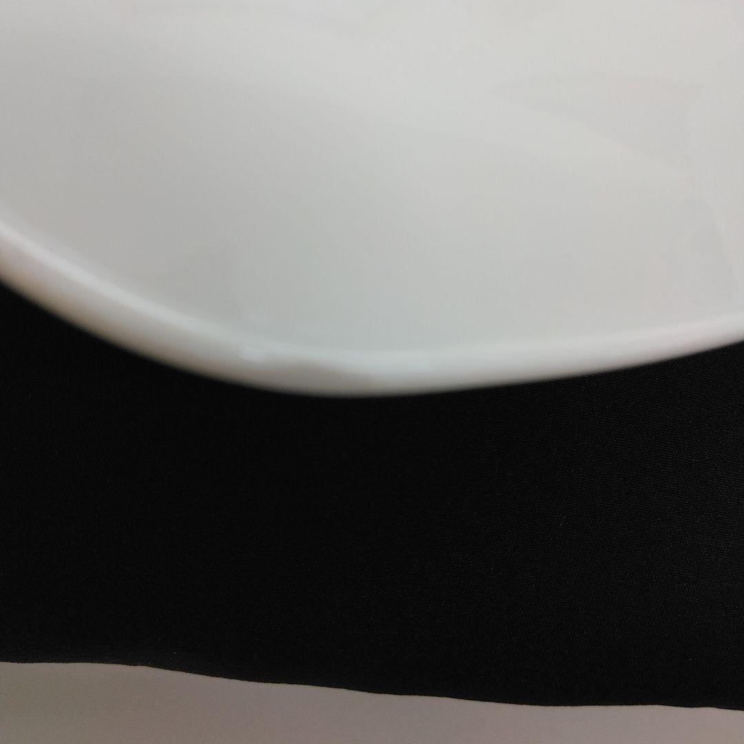 白い装飾皿 オレンジと緑のデザイン