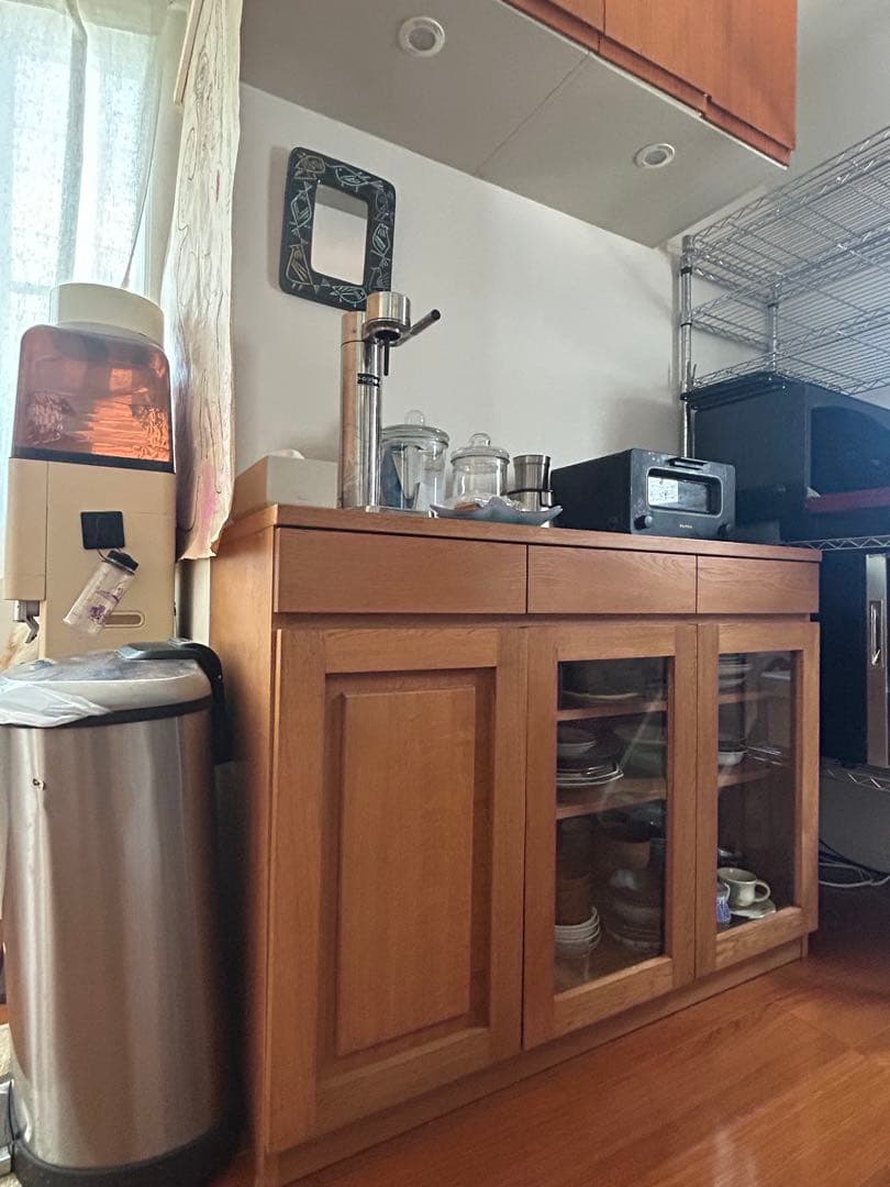 オーダーメイドの木製食器棚 ガラス扉付き