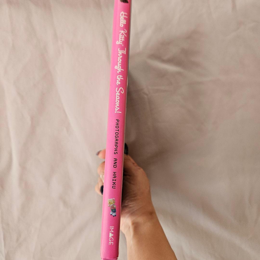 Hello Kitty through the seasons キティ写真集