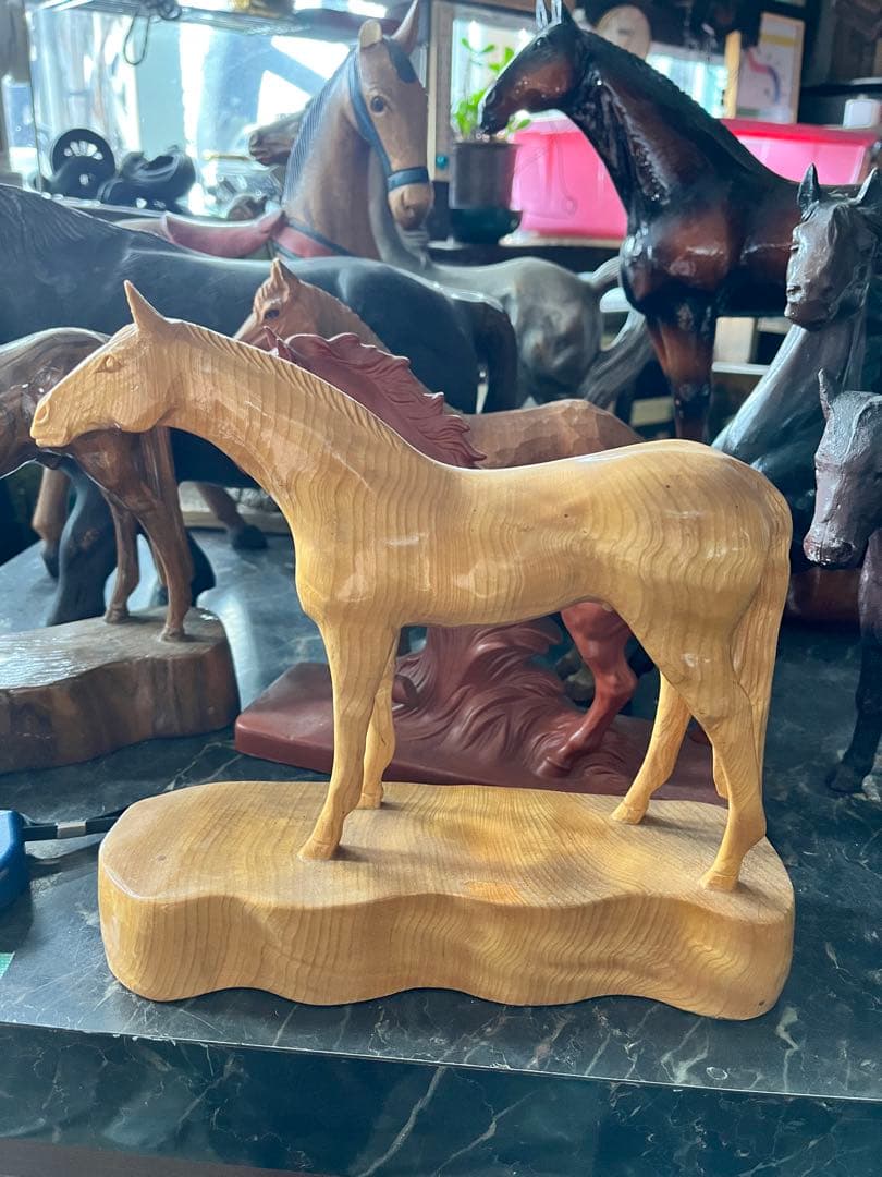 馬の一刀彫り、一位一刀彫、土台付き一刀彫り馬、飛騨一刀彫り風、木目が綺麗な馬彫刻