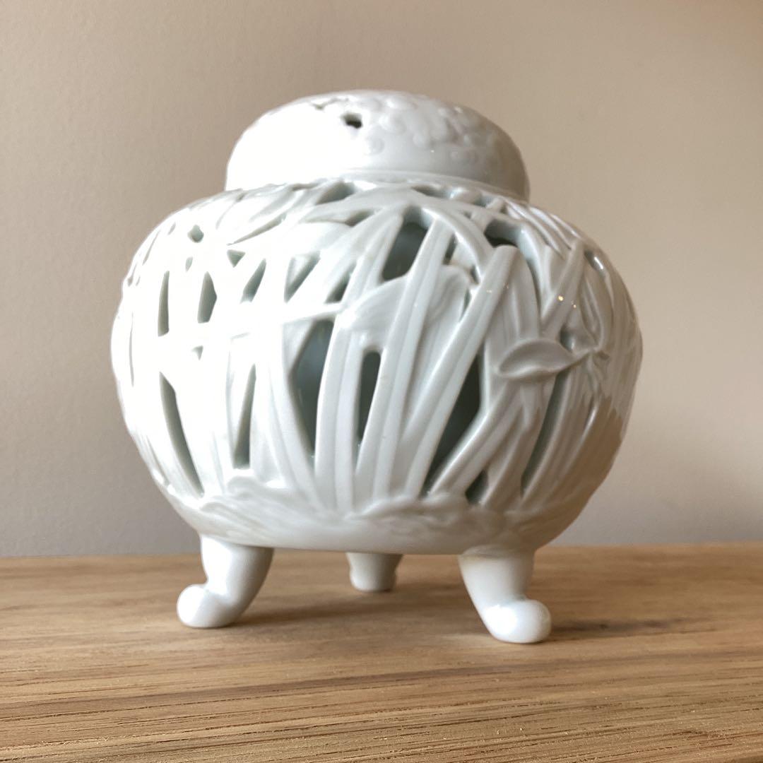 蘭透香爐　白磁の香炉　透かし彫り　三足　菖蒲　有田焼　深川製磁