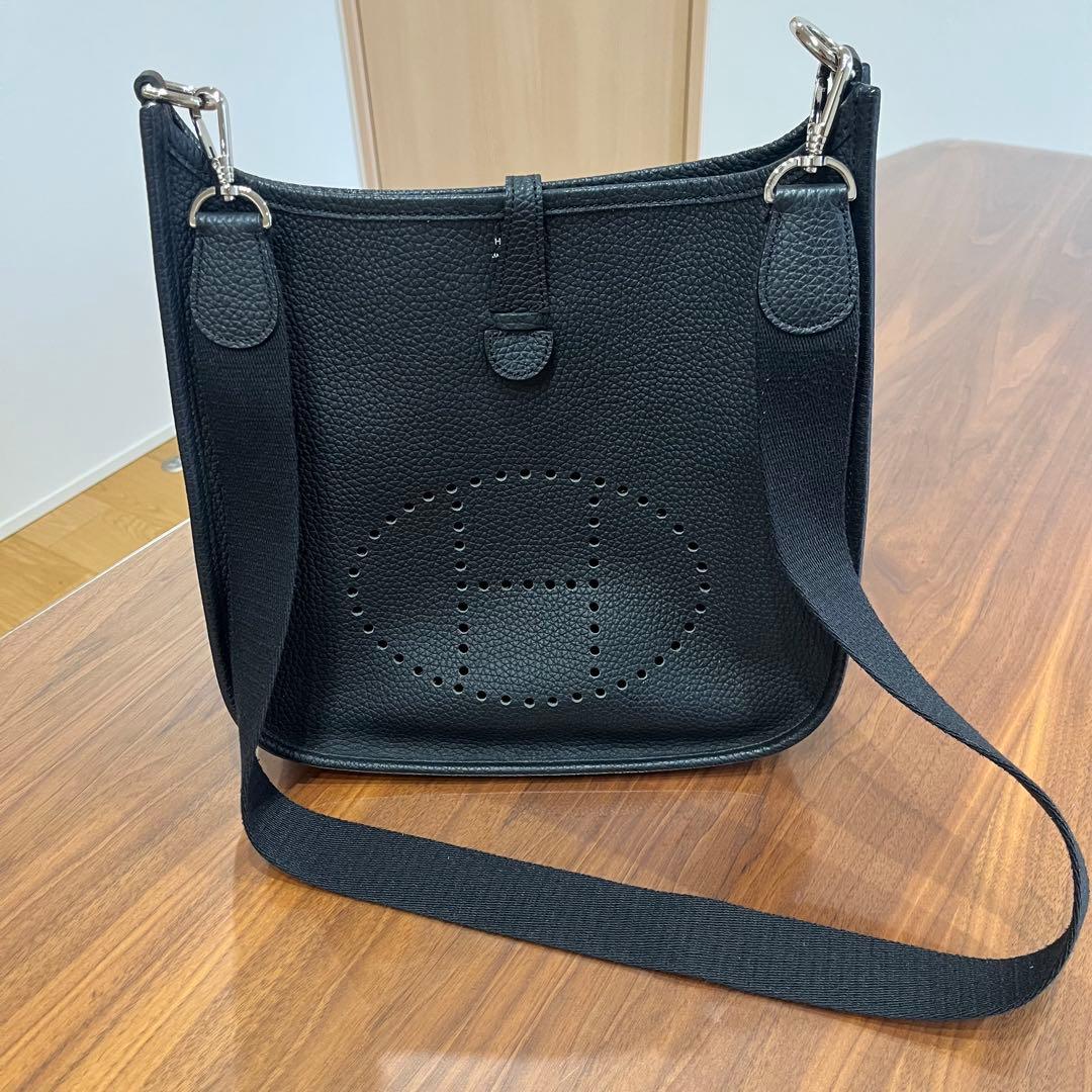 Hロゴ Hパンチング ショルダーバッグ　ノーブランド