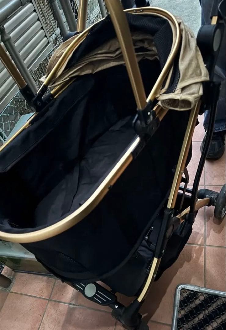 ベージュと黒の ペットカート