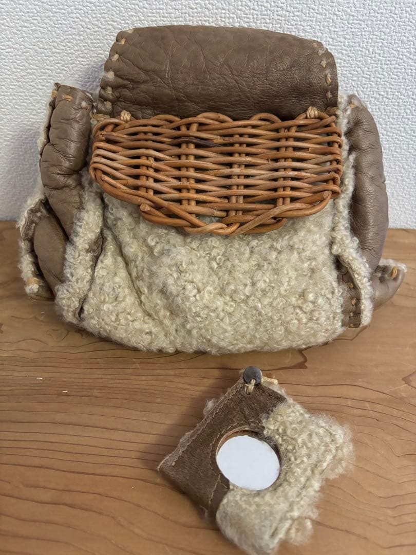 eb.a.gos ムートン×レザーミニバッグ