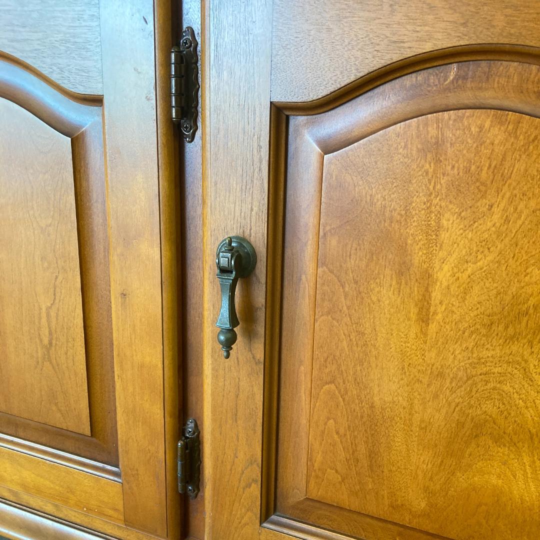 横浜ダニエル　大型　カップボード　食器棚　クラシック