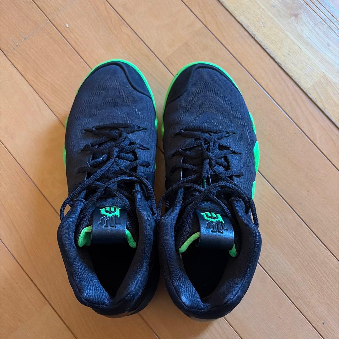 Nike Kyrie 4 EPブラック/グリーン バスケットボールシューズ