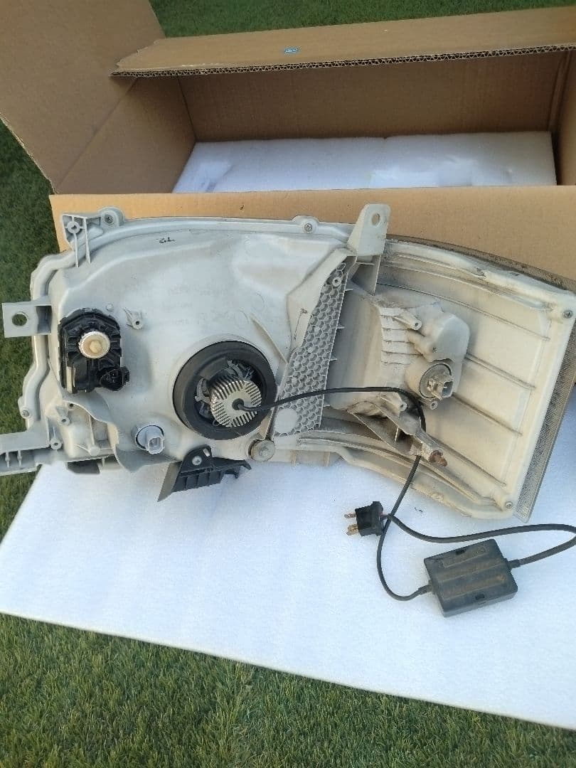 ハイエース　純正ヘッドライト4型以降