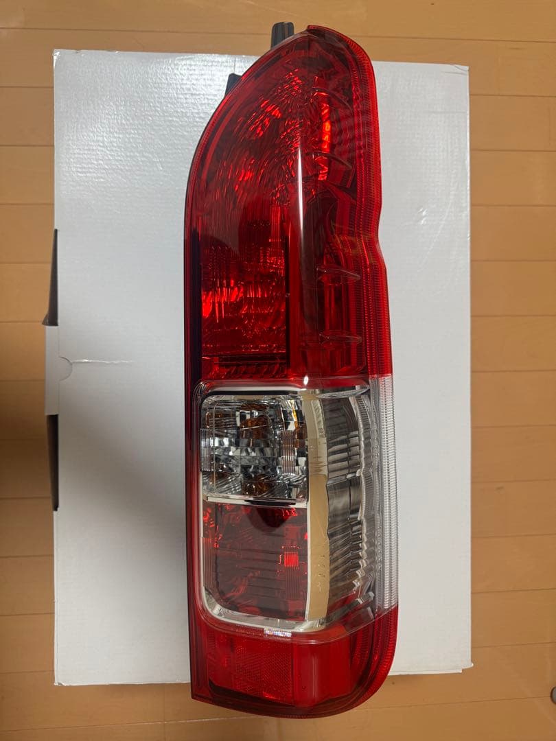 トヨタ ハイエースワイド 新車外しテールランプ