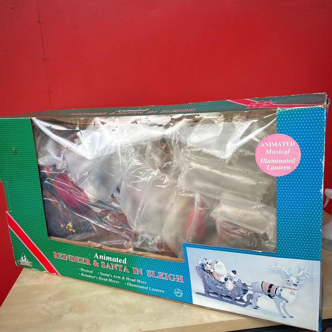 サンタとトナカイの置物