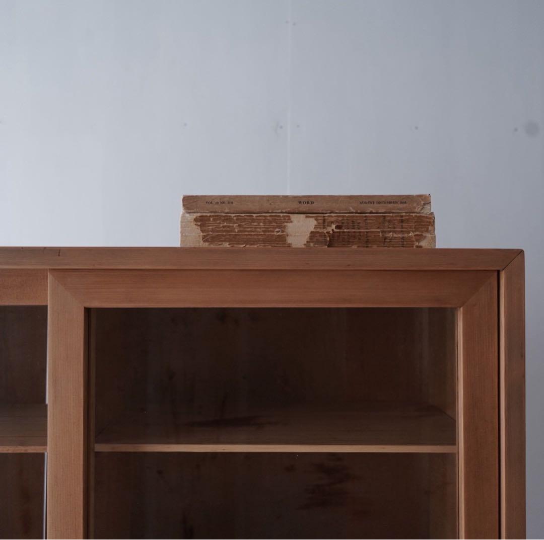 ガラス引戸のキャビネット