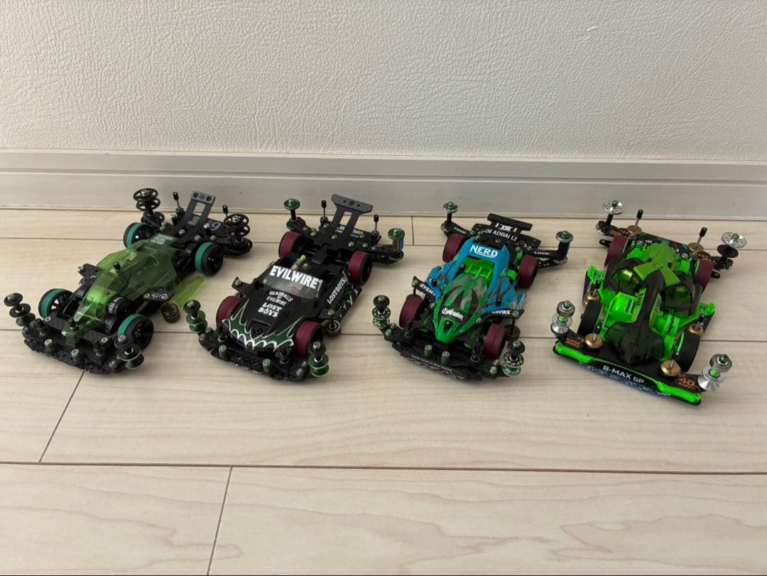 ミニ四駆セット 車両4台とパーツ類