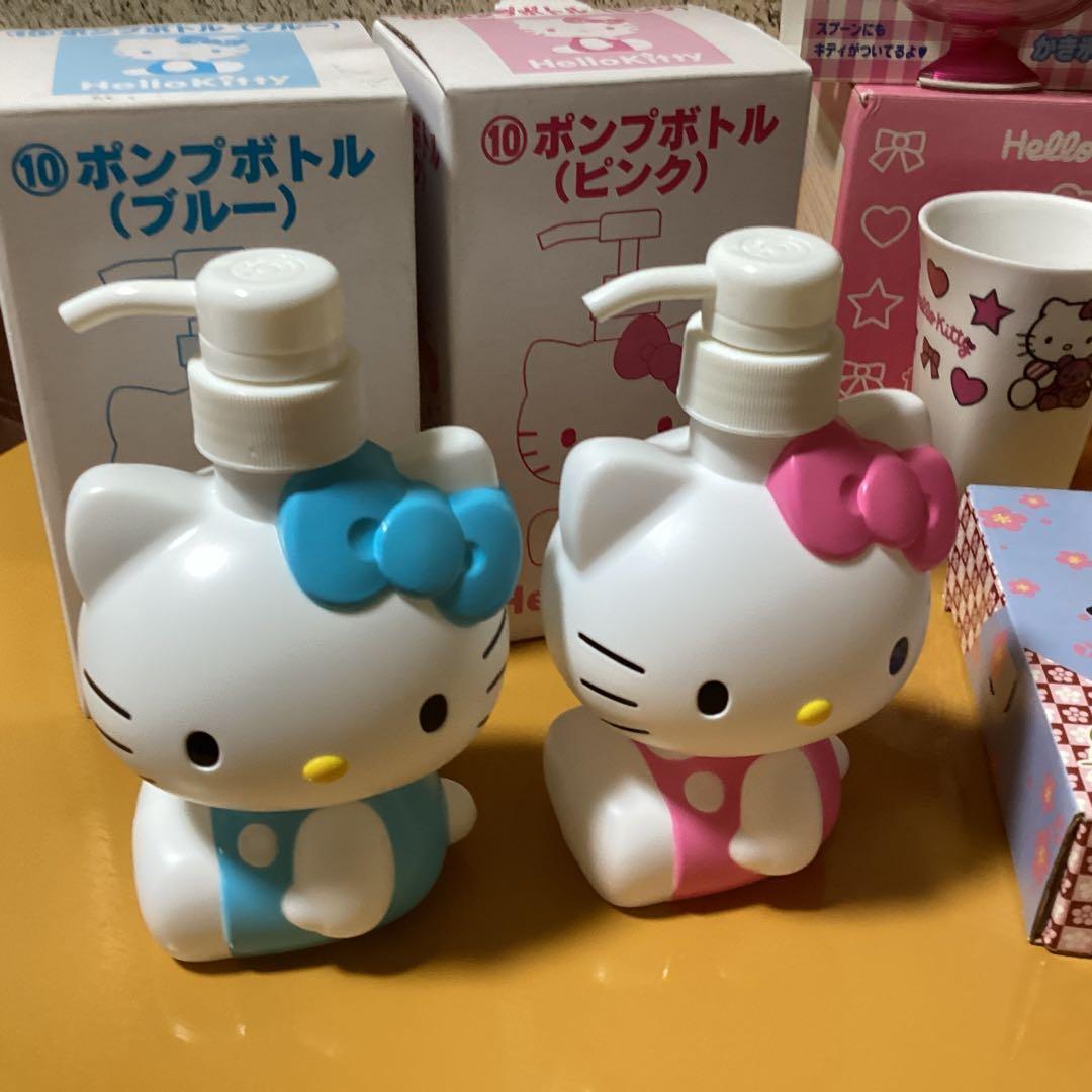 2294 ハローキティ食器セット　弁当箱 &さくら小皿 &ポンプボトル