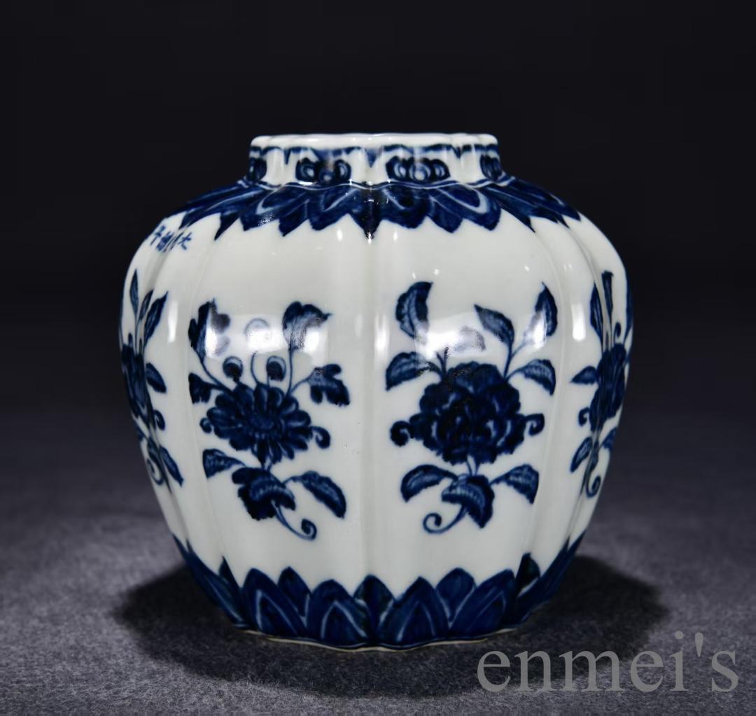 中国古美術・珍品・大明宣徳紋・青花纏枝花紋缶・瓜棱形・青花磁・陶磁器・文房・花瓶