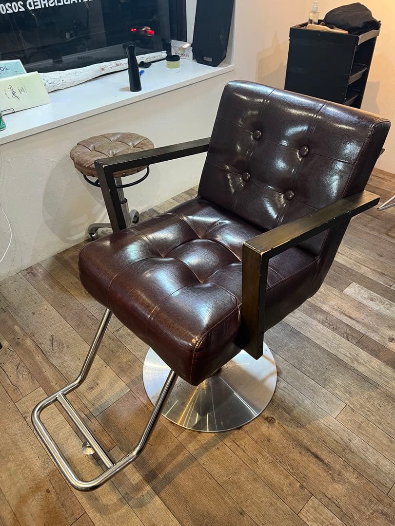 美容室　ビューティーガレージ　カット　チェア