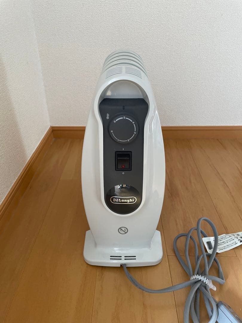 デロンギオイルヒーター RHJ01A050-DW 小型　3畳程度・脱衣所等