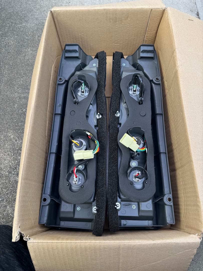 年末限定価格200系ハイエースV 前期後期対応 社外テールランプ左右セット送料込