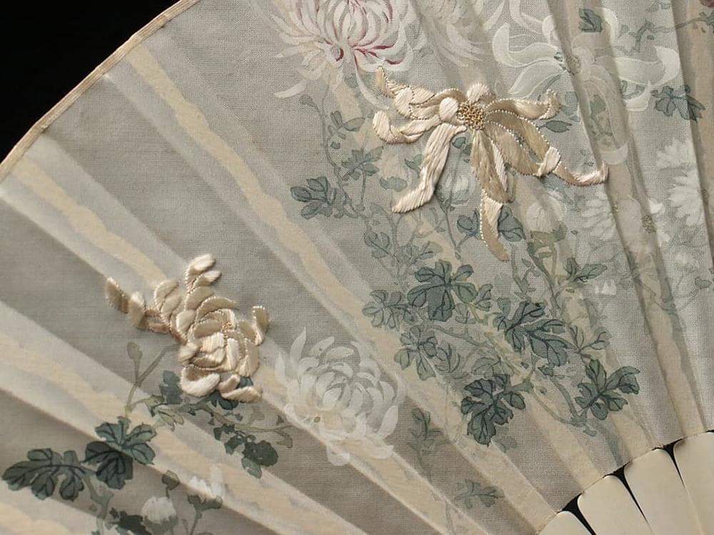 【繍】　★ 文房 彫骨絹面菊花紋折扇 ★　清朝期　彫刻龍紋 刺繍花卉　清供雅玩