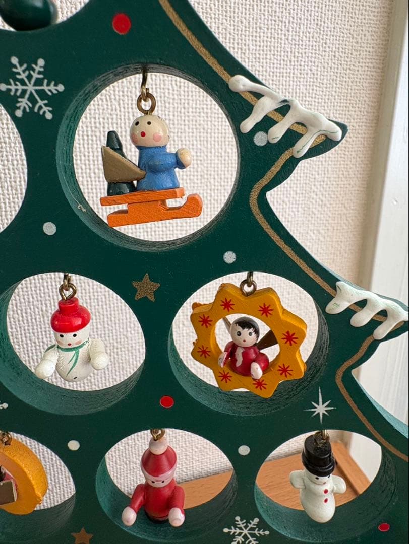 クリスマスツリー　木製　組み立て式　サンタさんとスノーマンのオーナメント付き