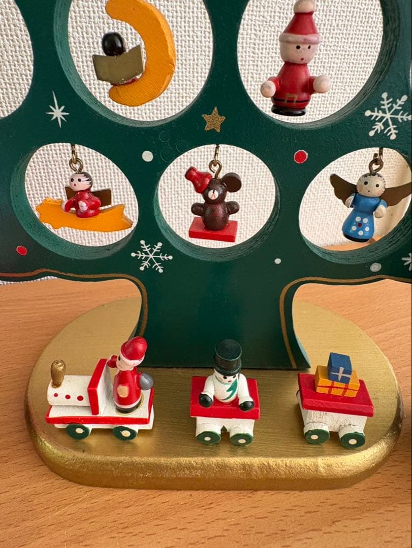 クリスマスツリー　木製　組み立て式　サンタさんとスノーマンのオーナメント付き