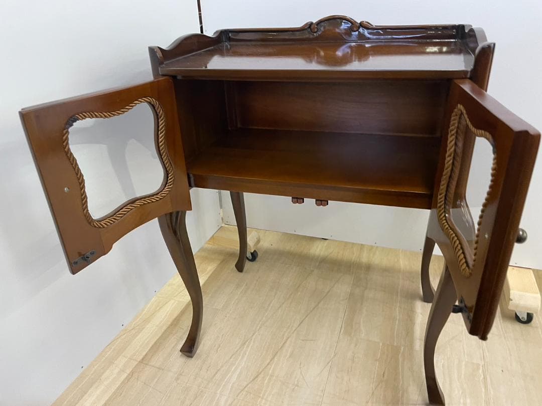 マホガニー　両開きガラスキャビネット　アンティーク　キャビネット　輸入家具　収納