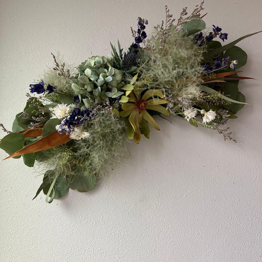 リューカデンドロンとアンティーク紫陽花の壁掛けアレンジ　スモークツリー