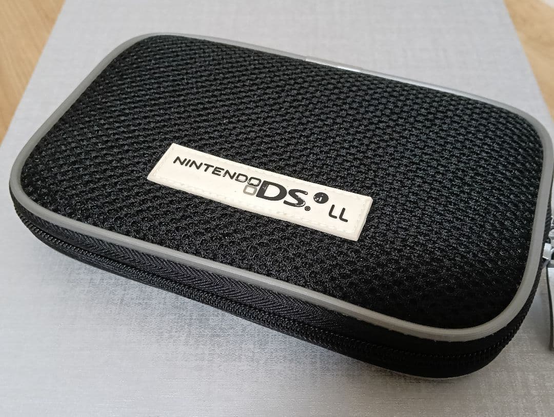 【美品】ニンテンドーDSi LLブラック 本体（純正ケース付き）