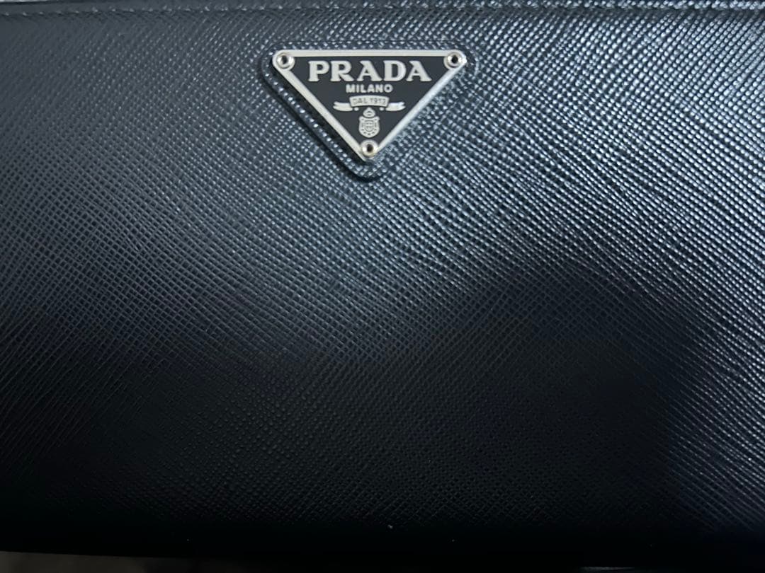 プラダ　長財布　サフィアーノ　レザー　ブラック　ラウンドジップ　ギャランティ付き