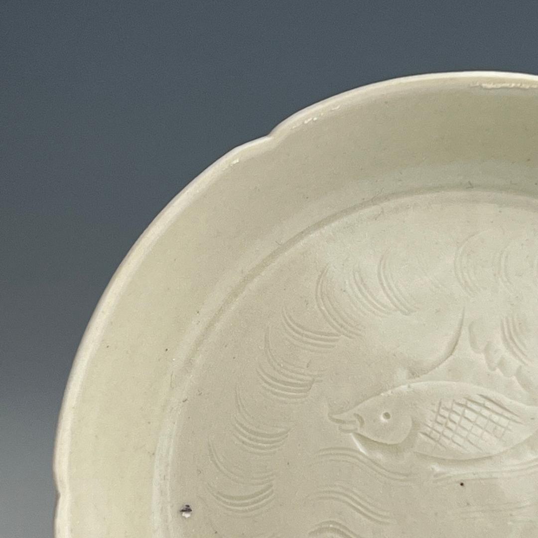 定窯 白磁陵花小盤 陰刻双魚紋 宋時代 擺件 古玩 中国美術 621b