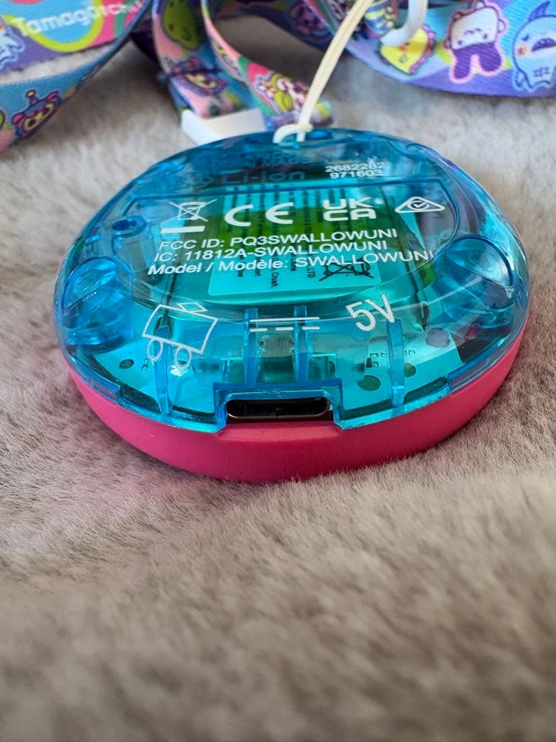 Tamagotchi Uni シリコンバンド・ネックストラップ付き