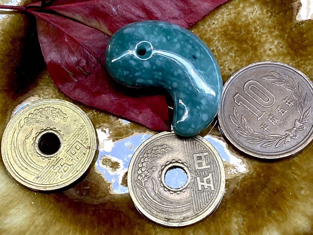 ✳ premiumシリーズ天然翡翠 雪輪文様*再結晶線入り　限定品　一流の勾玉を