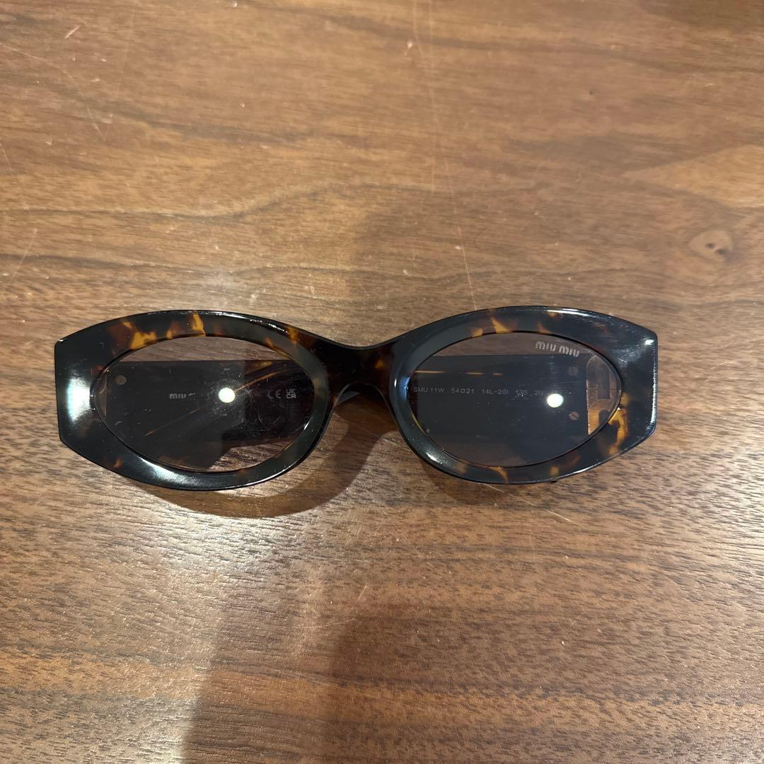 MiuMiu ロゴ入りサングラス　メガネケースあり