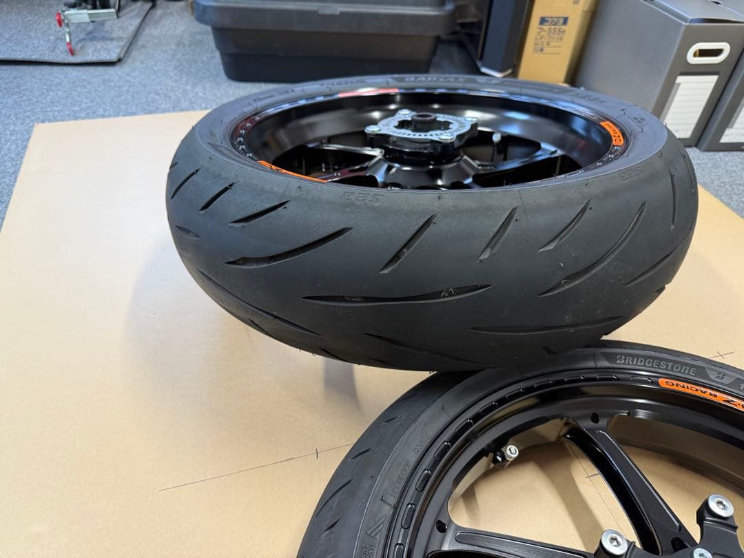 OZ Racing スポーツホイール & Bridgestone スリックタイヤ