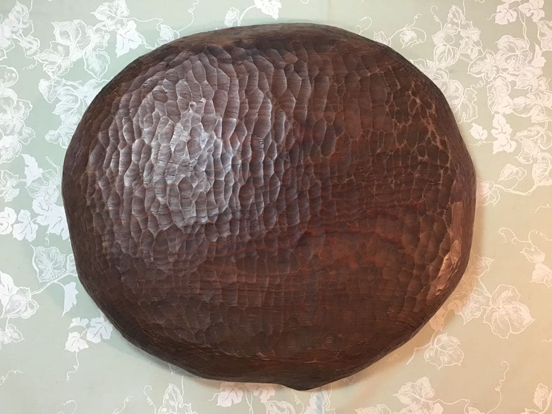 木製トレー　彫刻模様　葉型盆　大皿　木彫蓮の葉？ (120)