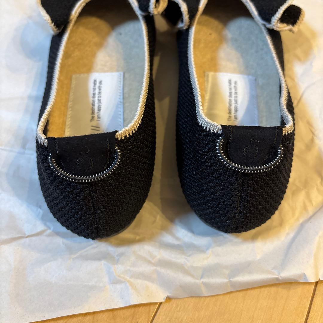 フリル付き黒ポインテッドトゥフラットシューズ　オッフェンの靴