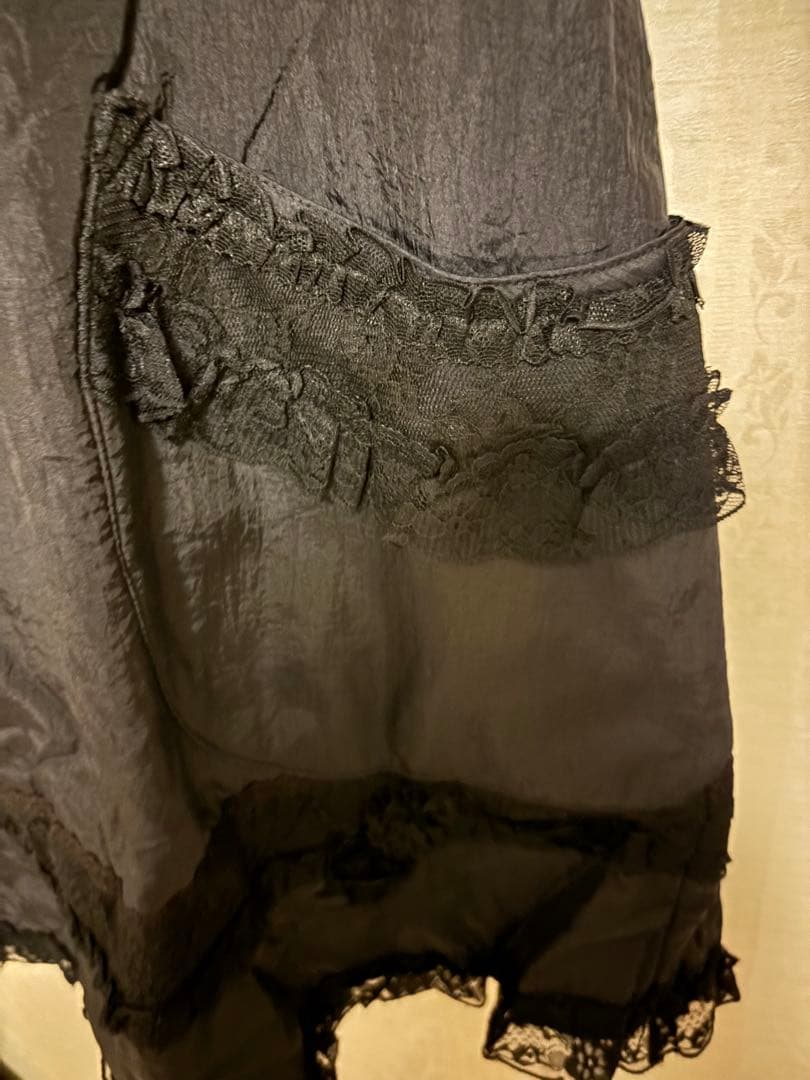 ピアリマーマ　フリル付き黒エプロン